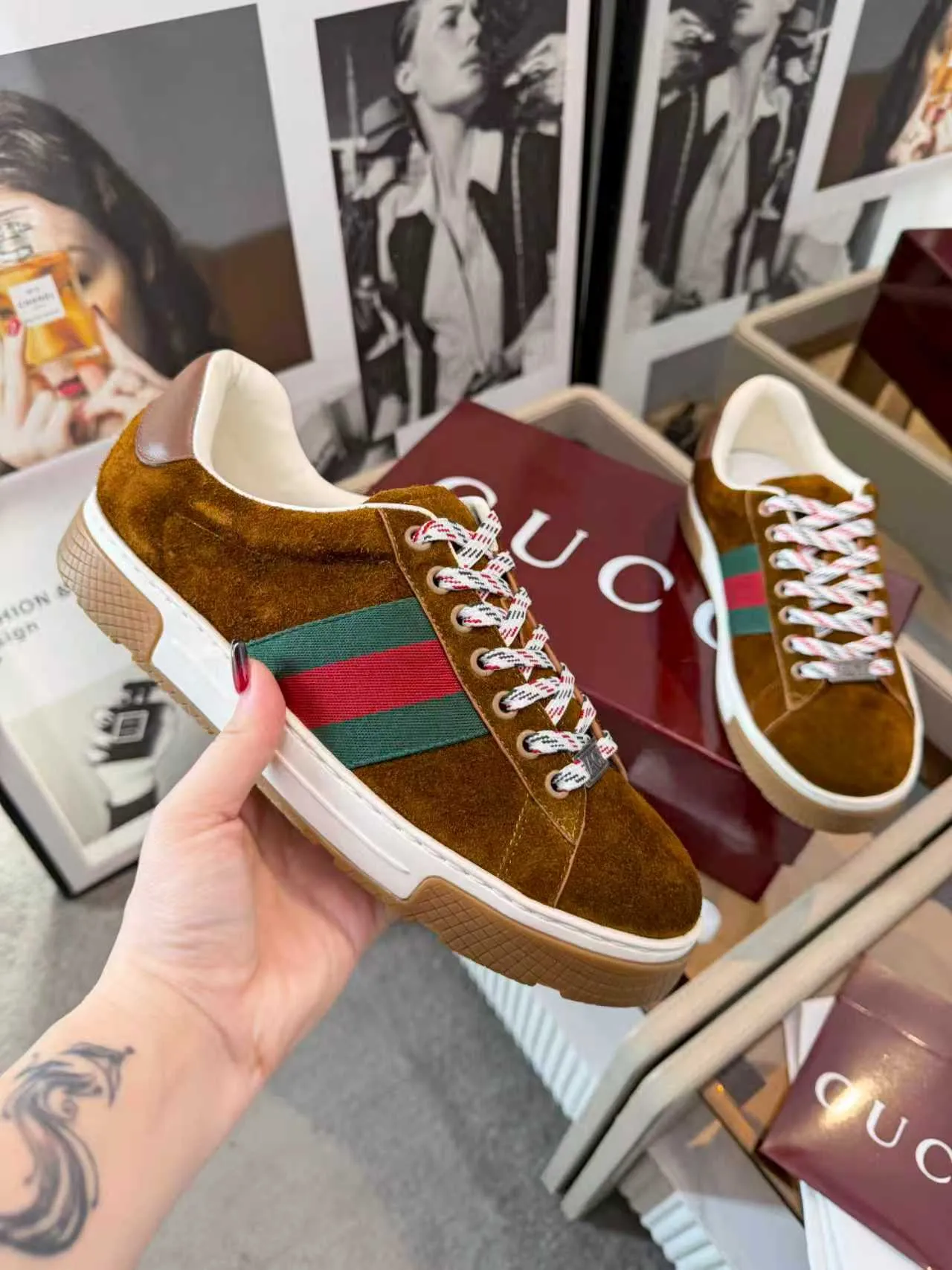 [G Home] P: 580💰 Men's model, Sizs: 39-44 (customized at 45) GUCCI classic design, casual elements, catwalk model. This pair of top-quality GUCCI shoes, with pure white as the main tone, shows elegance. The iconic red and green webbing embellishment instantly demonstrates the brand's charm and trendy attitude without the need for too many words. The upper material is delicate and feels comfortable, making every step feel like walking on the clouds. Exquisite details, such as shiny decorations and unique metal buckles on the shoes, add highlights to the overall look, giving off a unique brilliance inadvertently. Whether paired with casual jeans for a casual look or paired with a simple dress for a gentle and romantic look, it can be easily worn and becomes a versatile item in your wardrobe. Choose it and embark on a journey that combines style and comfort, making every trip a fashion show.